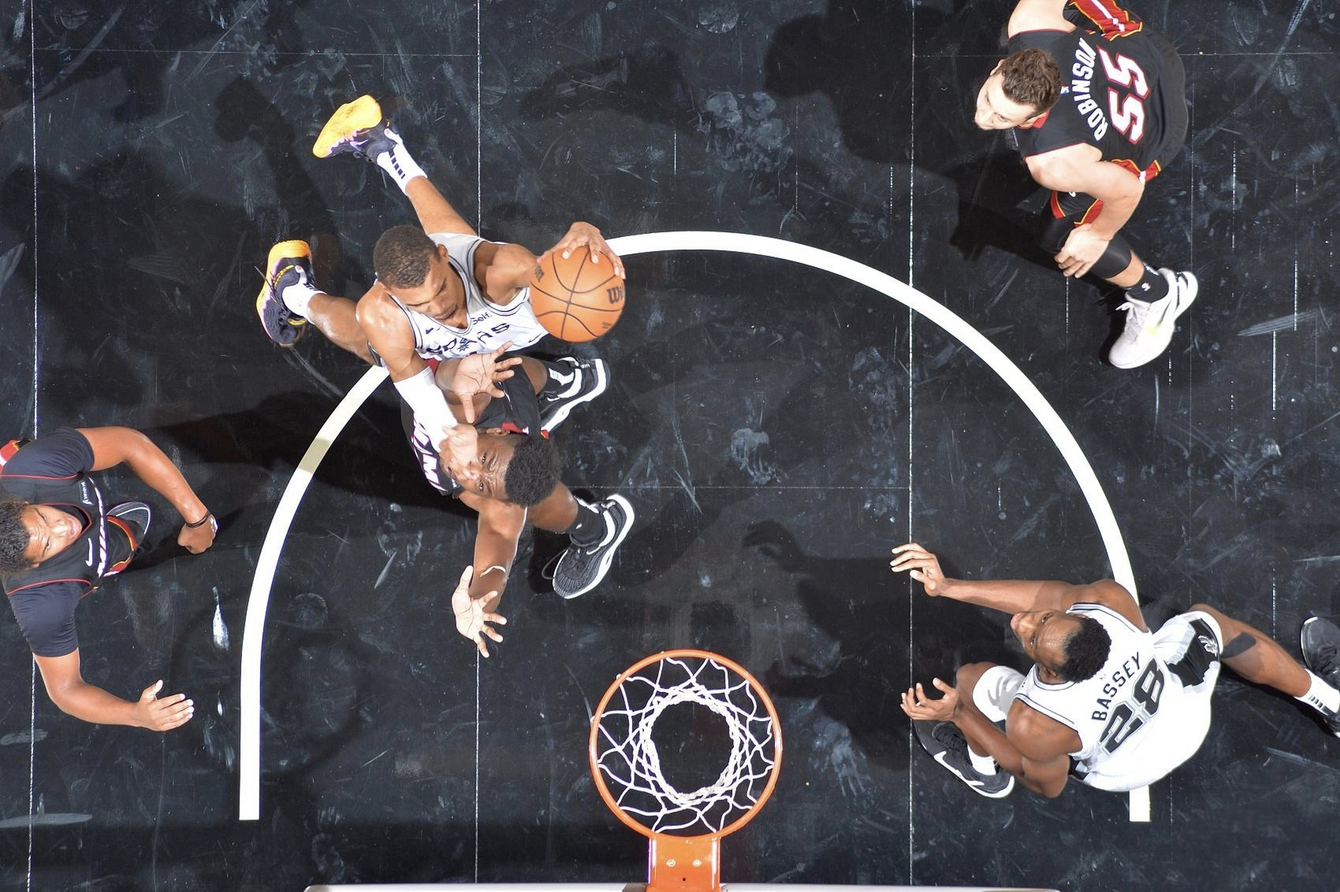 欧洲杯九游体育-包含文班亚马季后赛首秀30+10，马刺未来可期的词条