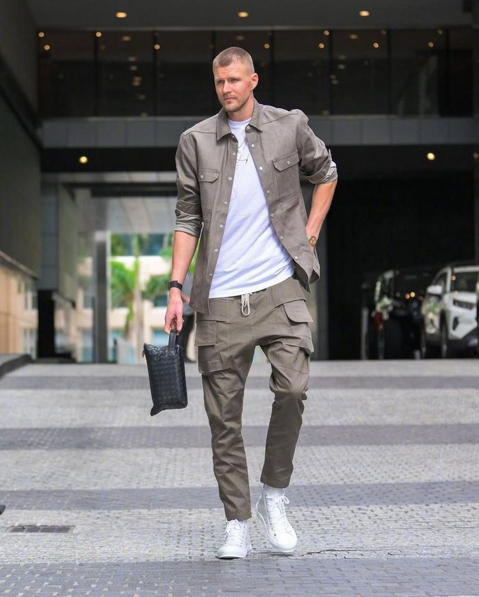 九游体育app官网-球员穿搭大比拼：谁是最会穿的男孩？