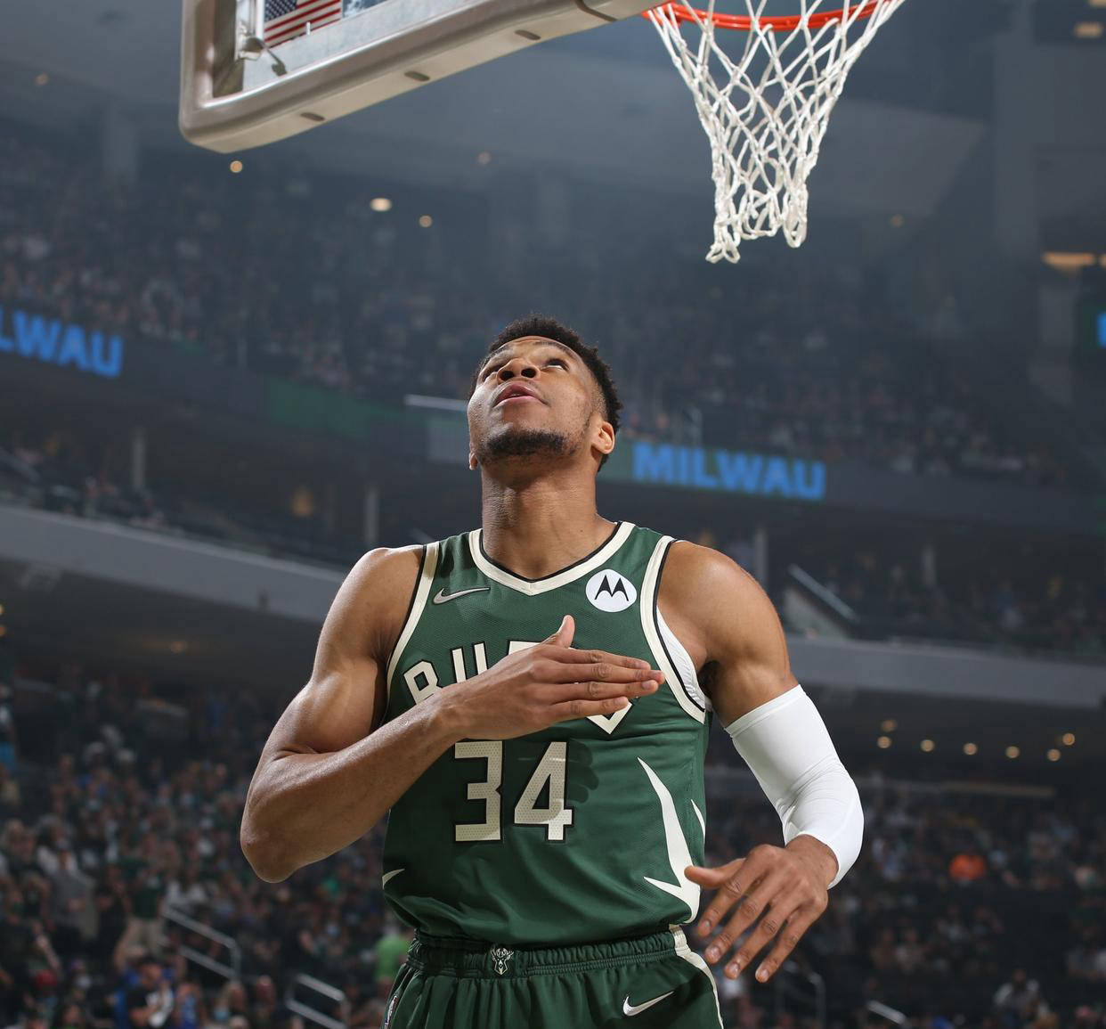 字母哥兄弟同队？雄鹿考虑签下萨纳西斯的简单介绍