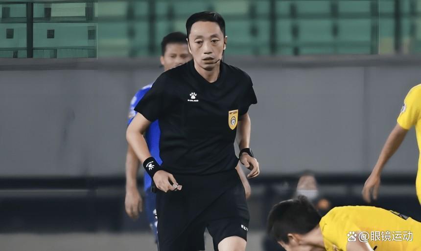 裁判的压力:如何在瞬息万变中做出判罚? 裁判的压力:如何在瞬息万变中做出判罚?