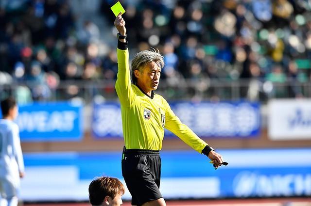 裁判的压力:如何在瞬息万变中做出判罚? 裁判的压力:如何在瞬息万变中做出判罚?